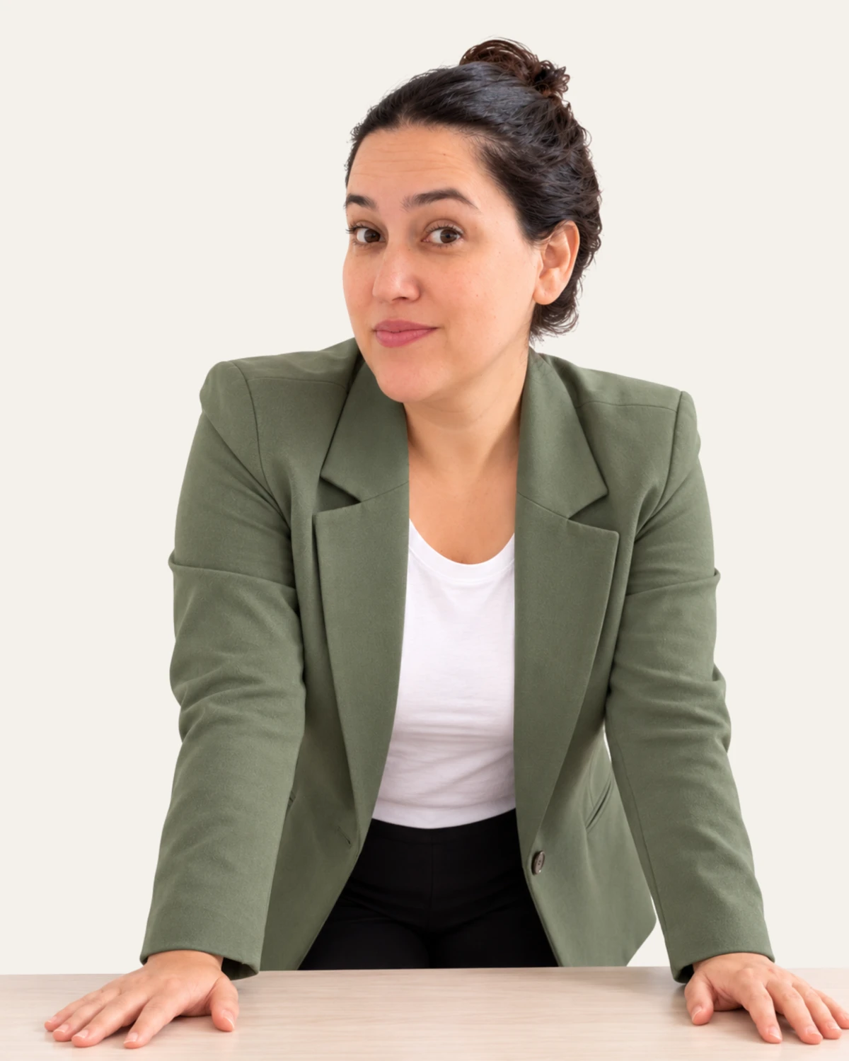 La profesional detrás de Reprofs, con blazer verde
